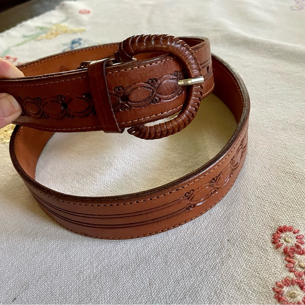 Vintage Hand Tooled Western Brown Leather Belt. Unisex 43" Excluding Buckle - Picture 8 of 16